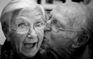 ancianos_beso